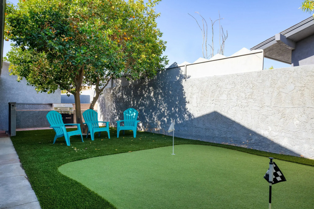 2 Modern Villas On the Golf Course Putting Green, Pool, Hot Tub Sleeps 22