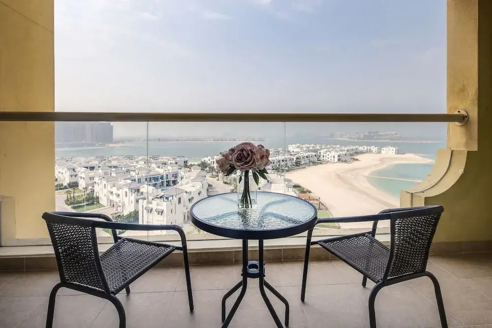 Sleek And Elegant 1BR on The Palm!