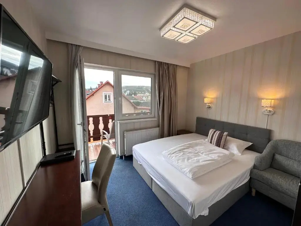 Standard Double room with balcony (full double bed)