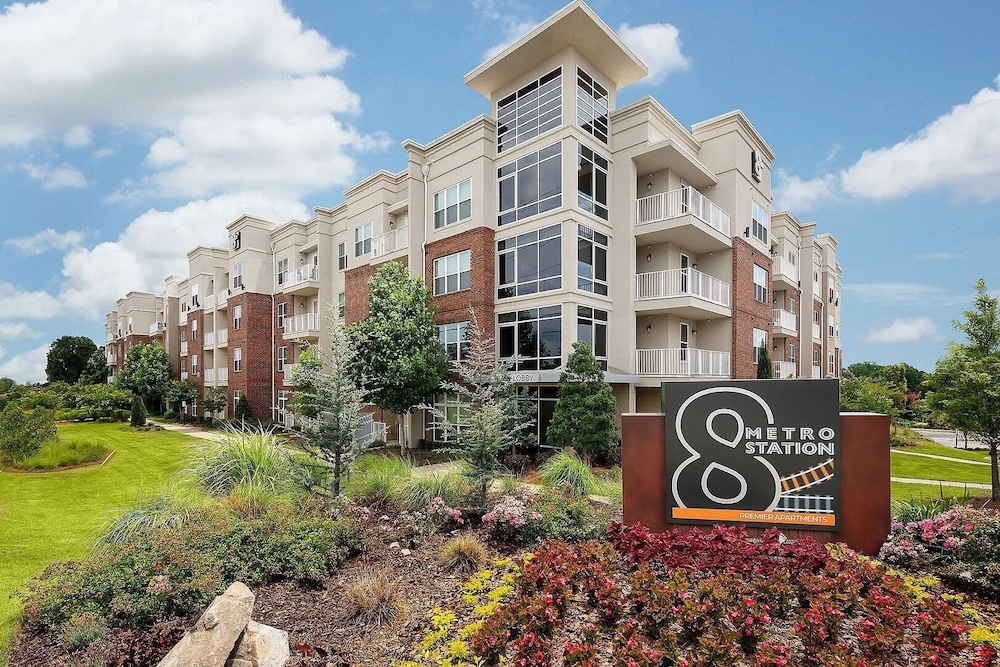 Landing Apartments Near Autumnwood