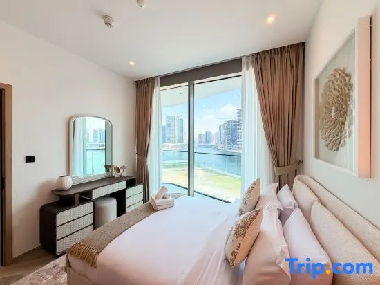Incredible 1BR apartment in Peninsula Three, Stunning canal view