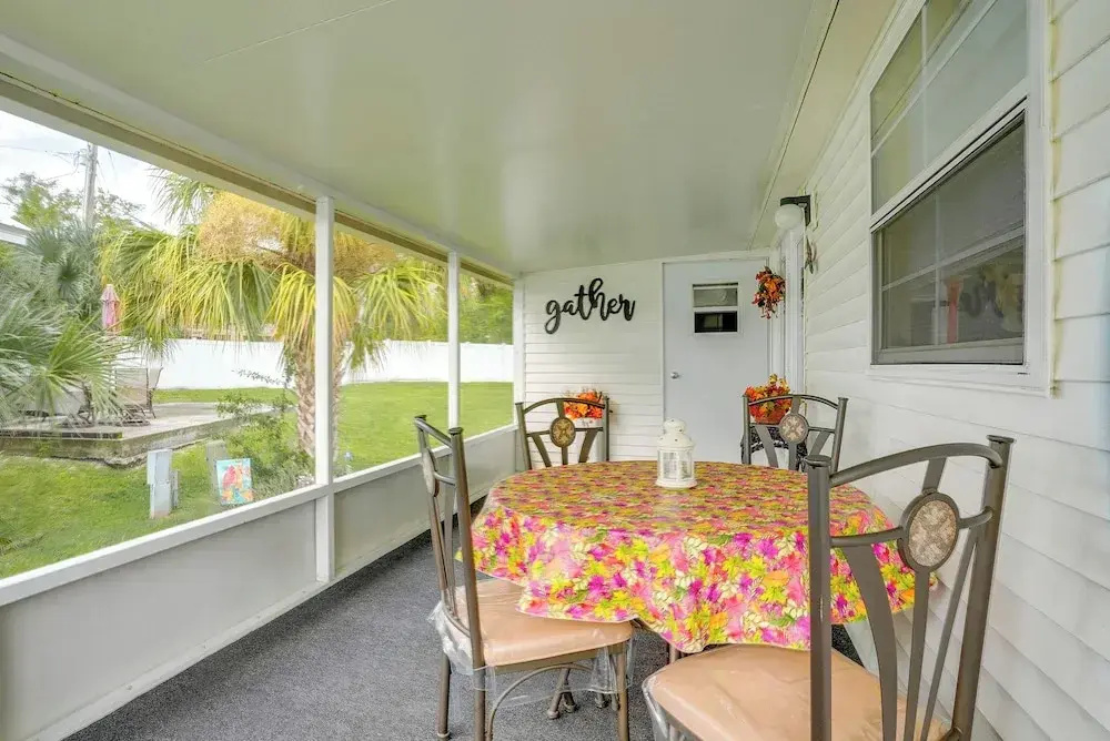 Lakeland Cottage w/ Pool Access + Screened Porch!