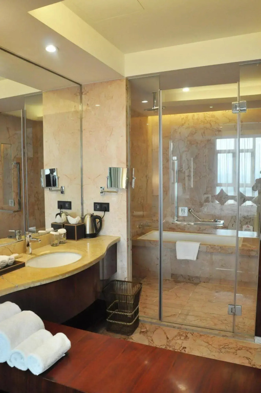Happiness Hotel - Général