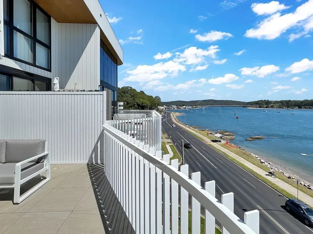 Modern 2-bedroom Apartment With Pool Access