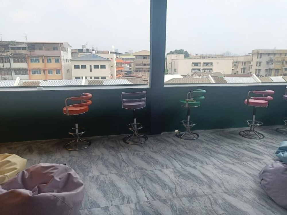 Отель Roxx Social Hostel Cafe  Bistro в Бангкоке