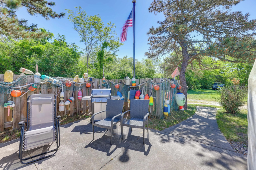 Close to Beach & P-town! Cottage w/ Bay Views