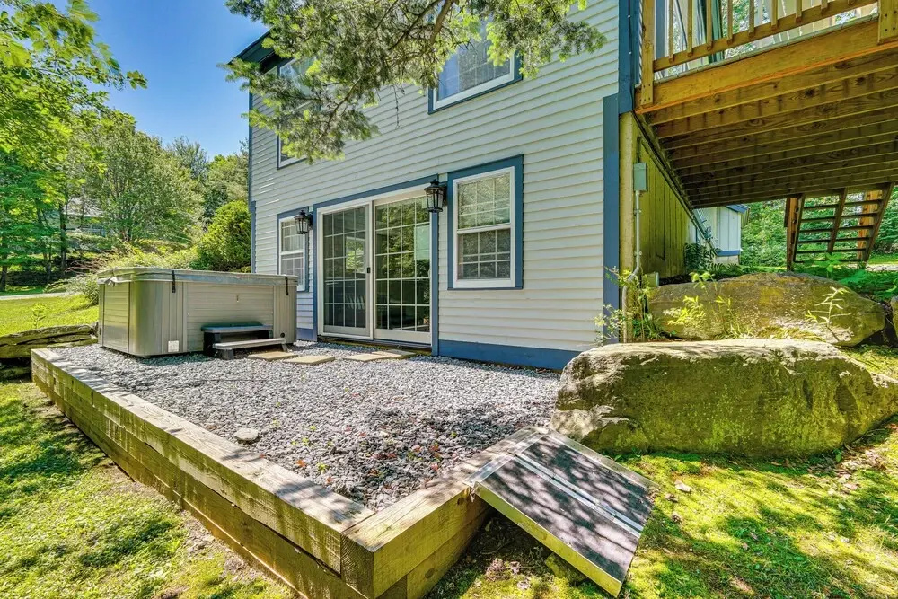 Chic Dover Home w/ Hot Tub: 1 Mi to Golf!