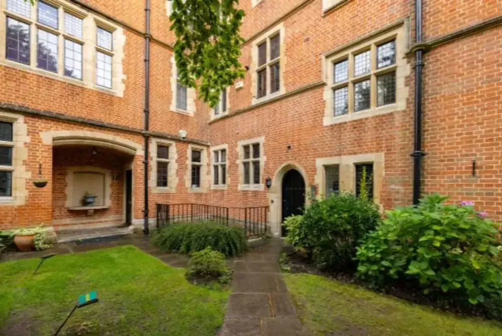The Woking Wonder - Captivating 3BDR Flat with Parking