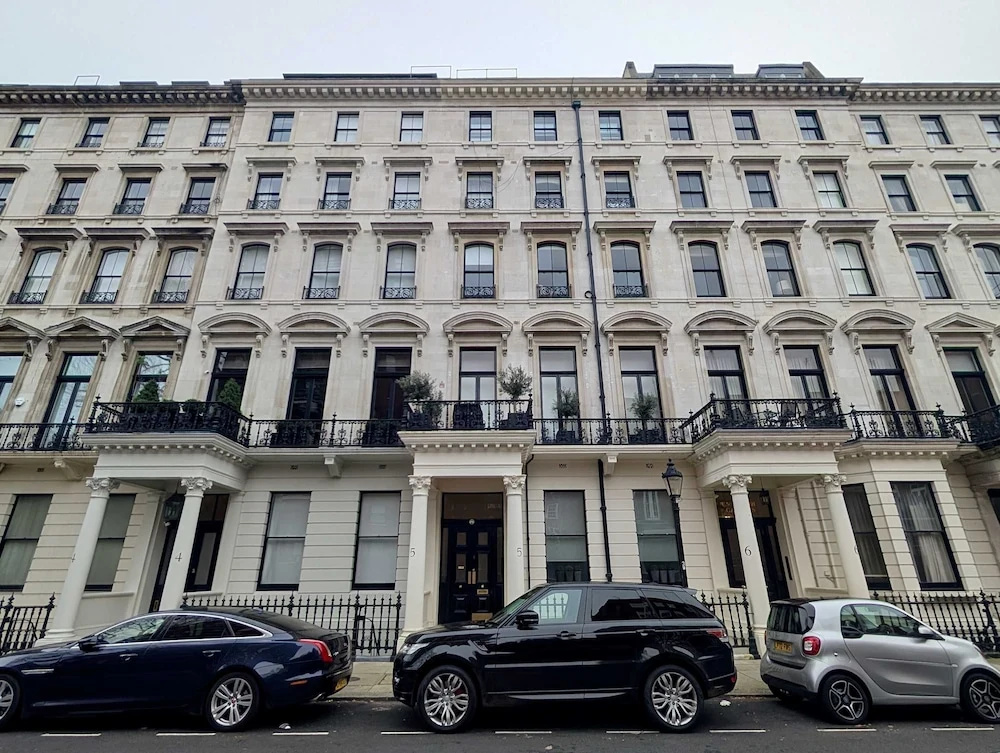 Stylish 1 Bed in SW7 With Private Balcony