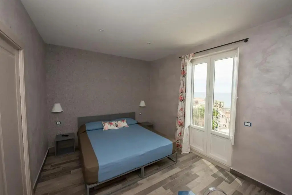 Standard Double room with sea view (full double bed)