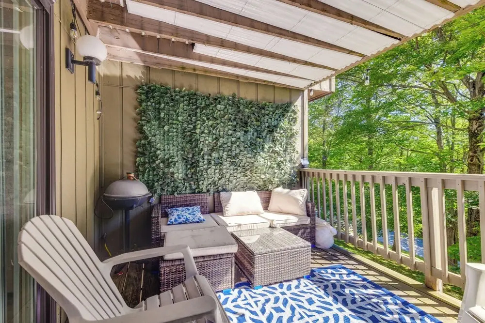 < 1/2 Mi to Sugarbush Resort: Condo w/ Deck!