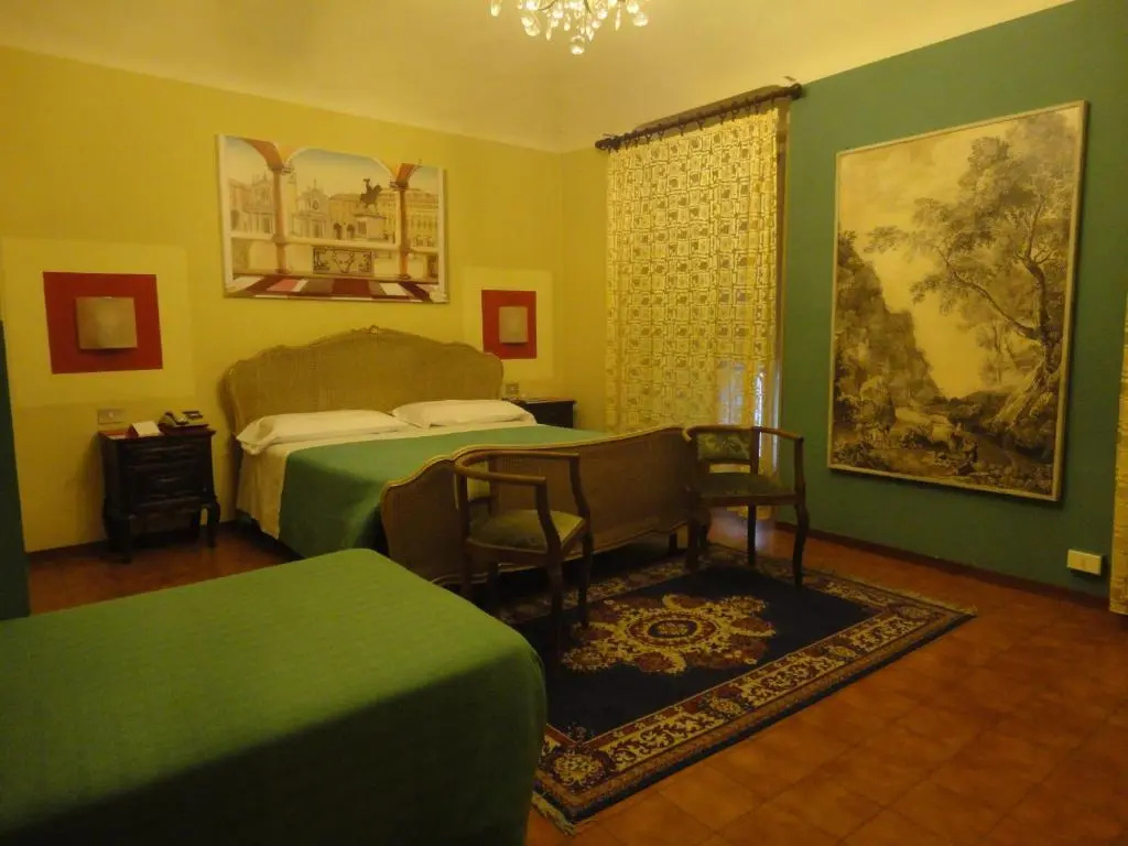 Standard Triple room