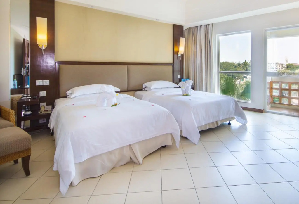 Superior room with pool view