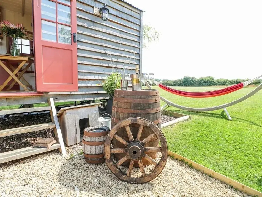 Shepherd's Hut- Hot Tub- Wellness Spa- Wood Burner