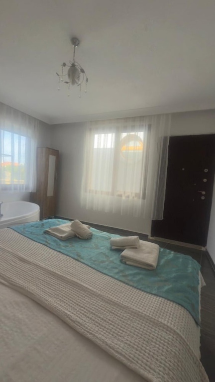 2 Bedrooms Standard Family room with courtyard view