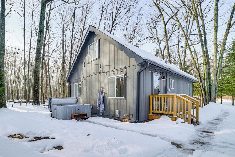 Roscommon Chalet w/ Hot Tub Near Higgins Lake!