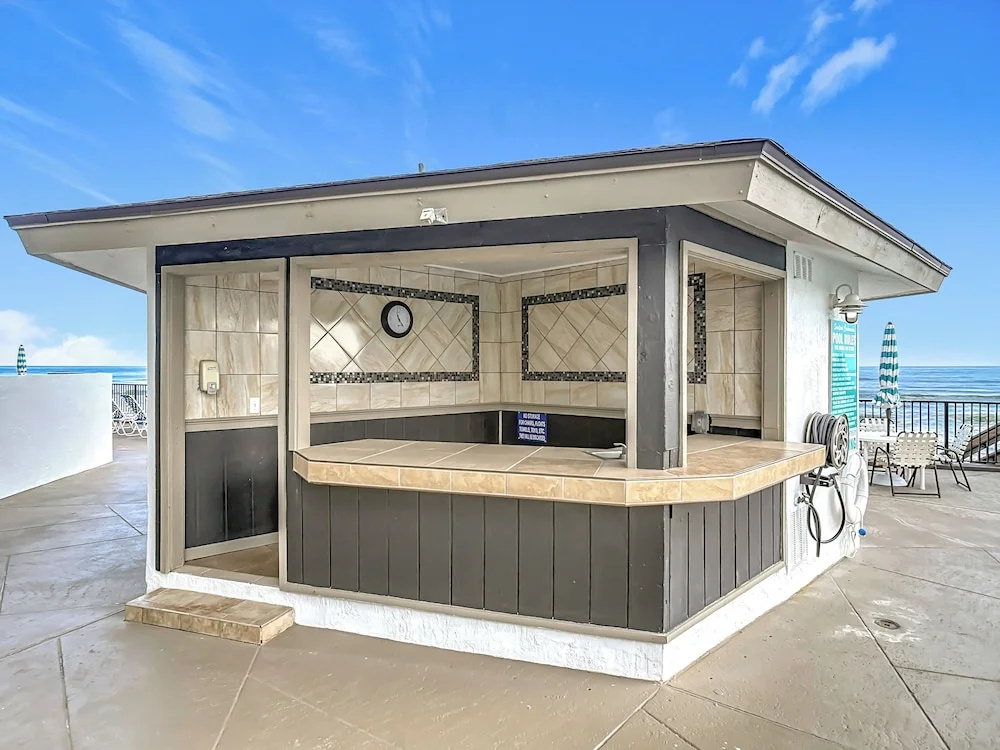 Oceanfront 1BR Condo Balcony Heated Pool Beach