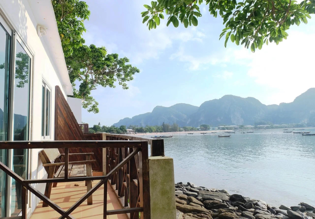 Beach & Waterfront