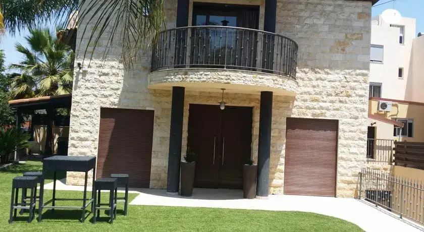 Frosdem House