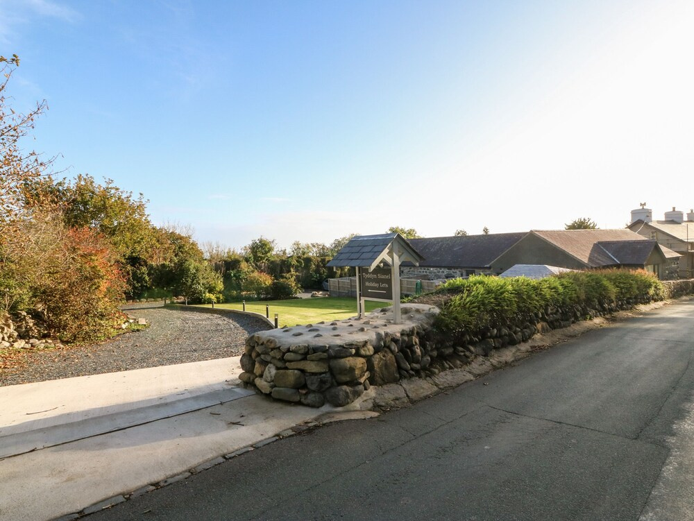 Tyddyn Sianel - Celyn