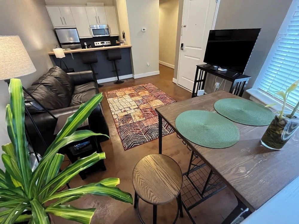 Downtown 1st Floor Apt Walk to Breweries, Food