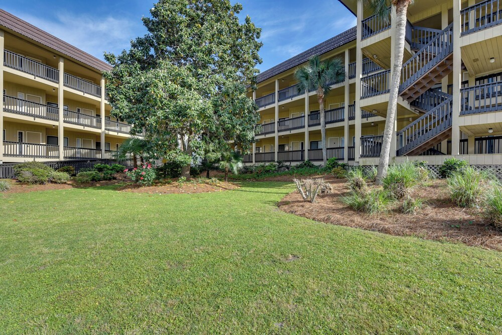 Community Pool & Bikes: Hilton Head Family Condo