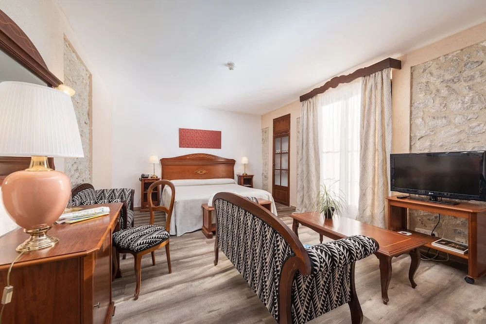 Deluxe Double room (full double bed)