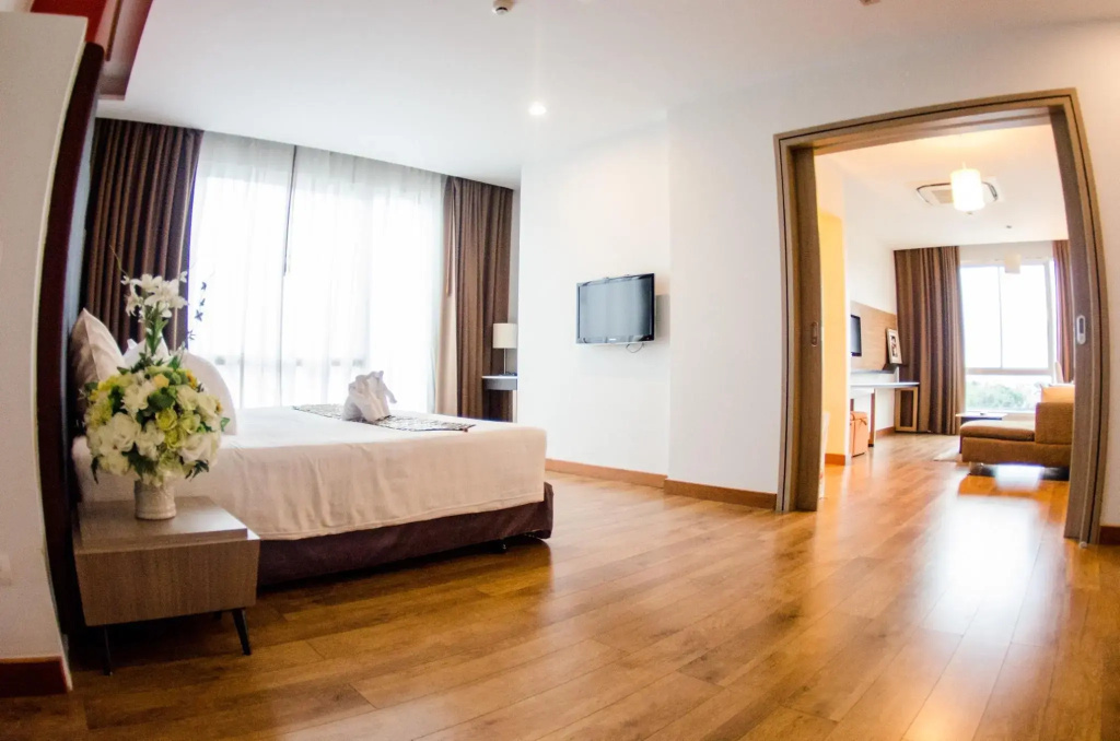 Grand Double Suite with city view full double bed