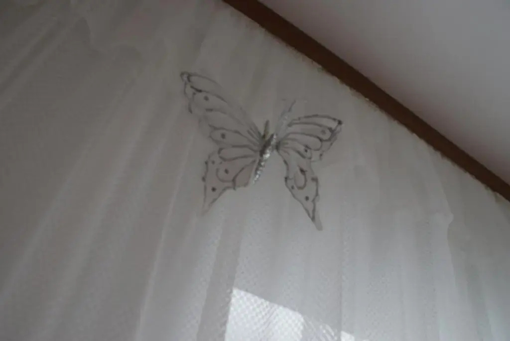 標準三人房，設有陽台及景觀。