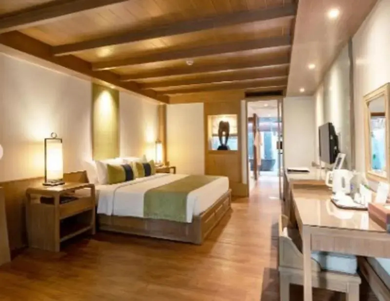 Deluxe Regency Double room with pool view (full double bed)