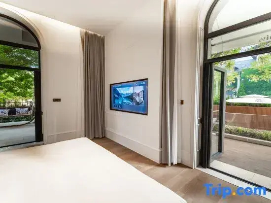Standard Double room with river view (full double bed)