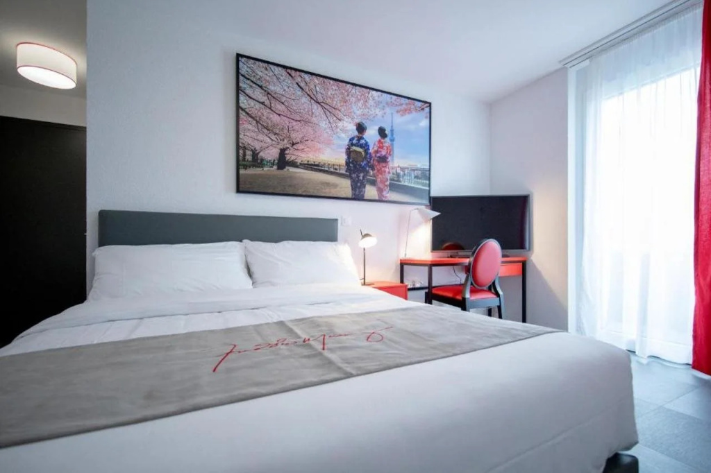 Отель The Freddie Mercury Hotel в Монтрёе
