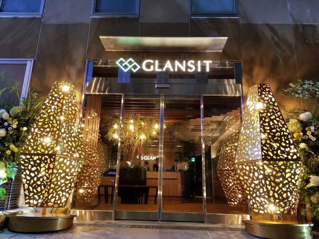 Glansit Akihabara בטוקיו, שורות קפסולות שינה מוארות במסדרון פנימי