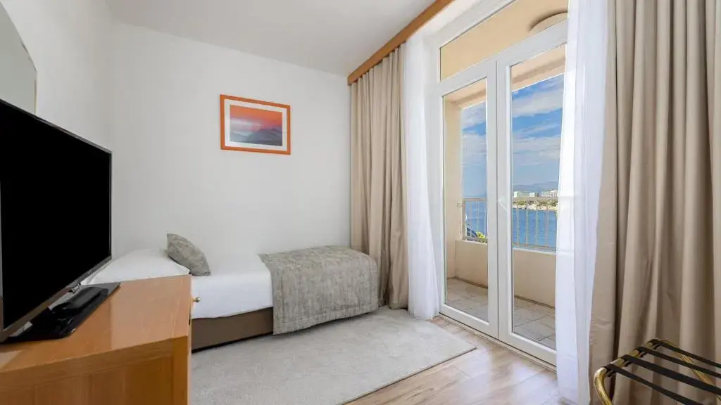 Standard Triple room with balcony and with sea view