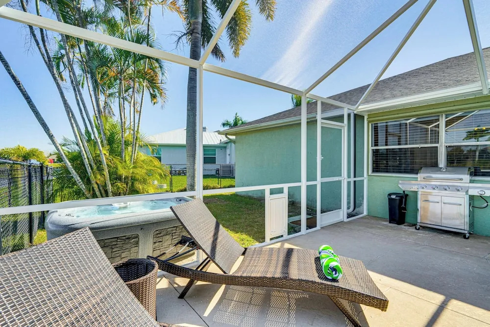 Boat Dock & Lanai: Waterfront Oasis in Cape Coral!