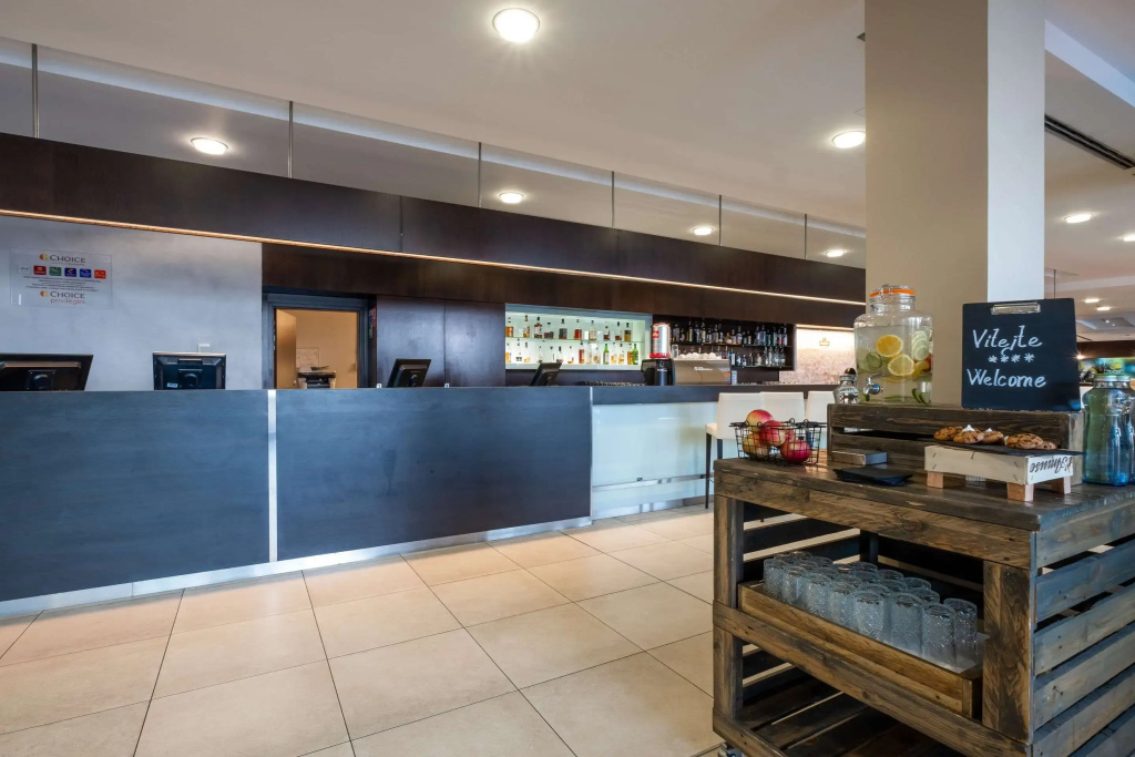Lobby & Reception