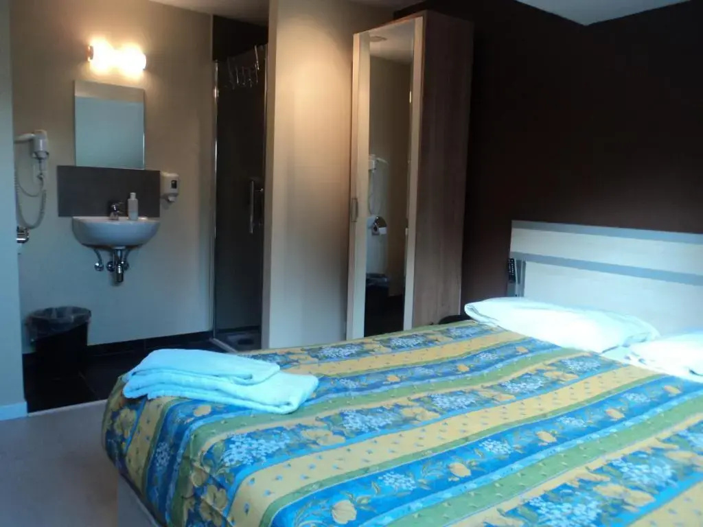 Double room (full double bed)