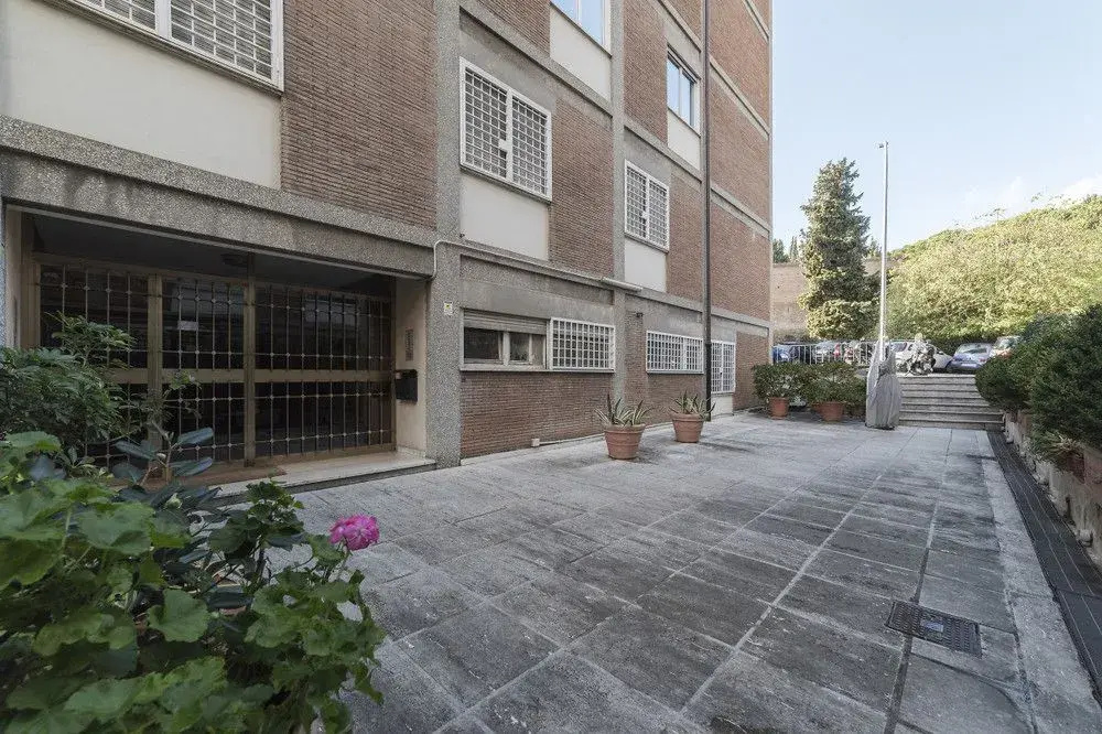 Elegant and Spacious Luxury Flat on Aurelian Walls