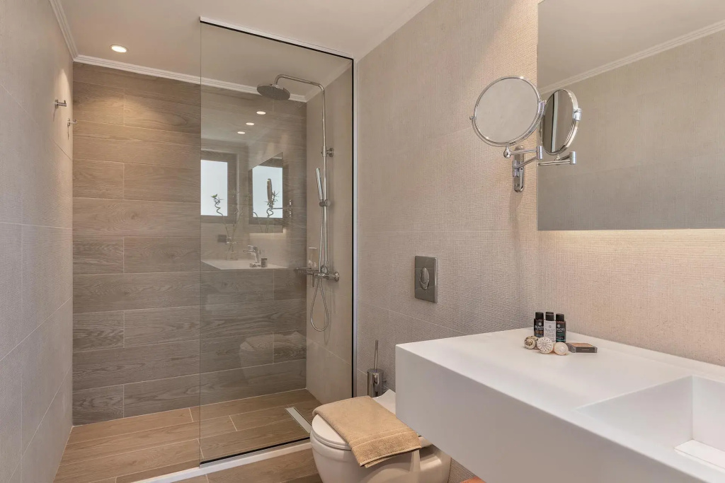 Superior Double room with pool view (full double bed)