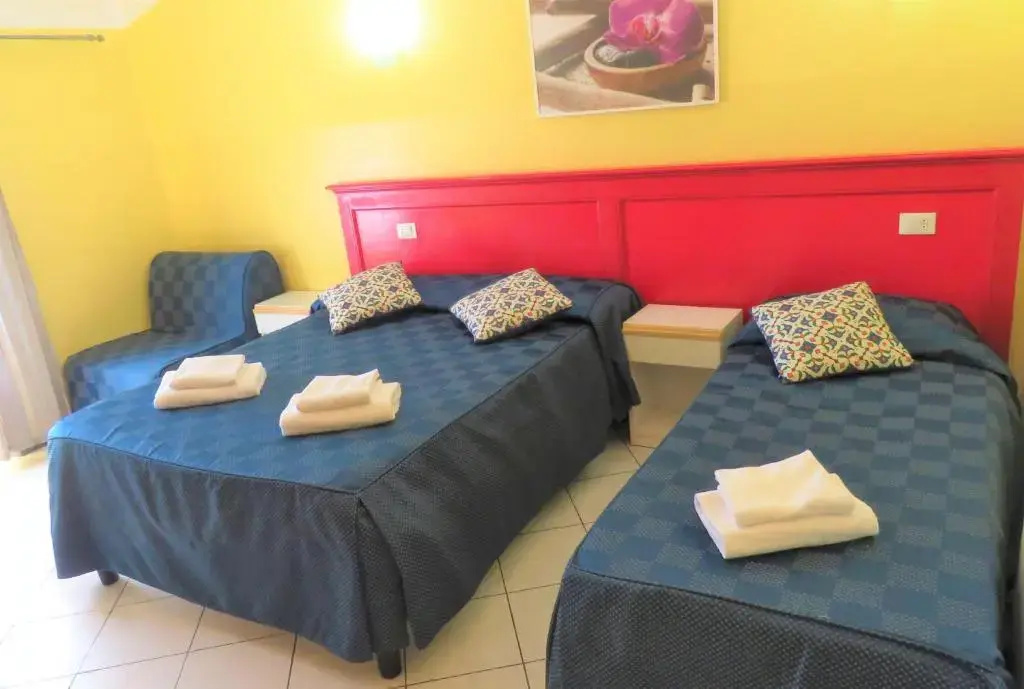 Standard Triple room