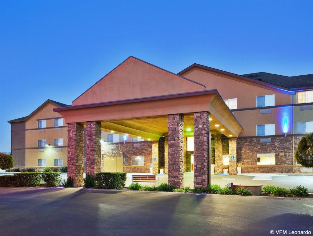 Holiday Inn Express & Suites Watsonville, an IHG Hotel image