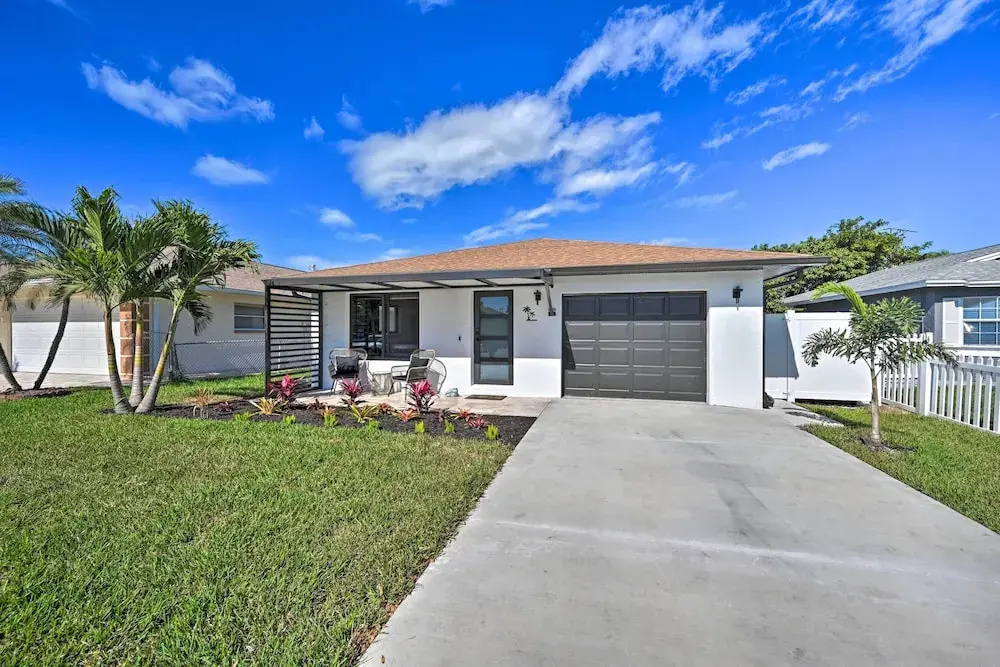 Walk to Beach: Getaway w/ Pool in Naples!