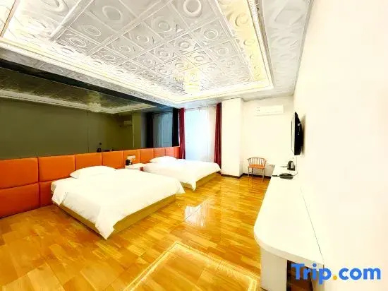 Business Double Family room with city view (twin beds)