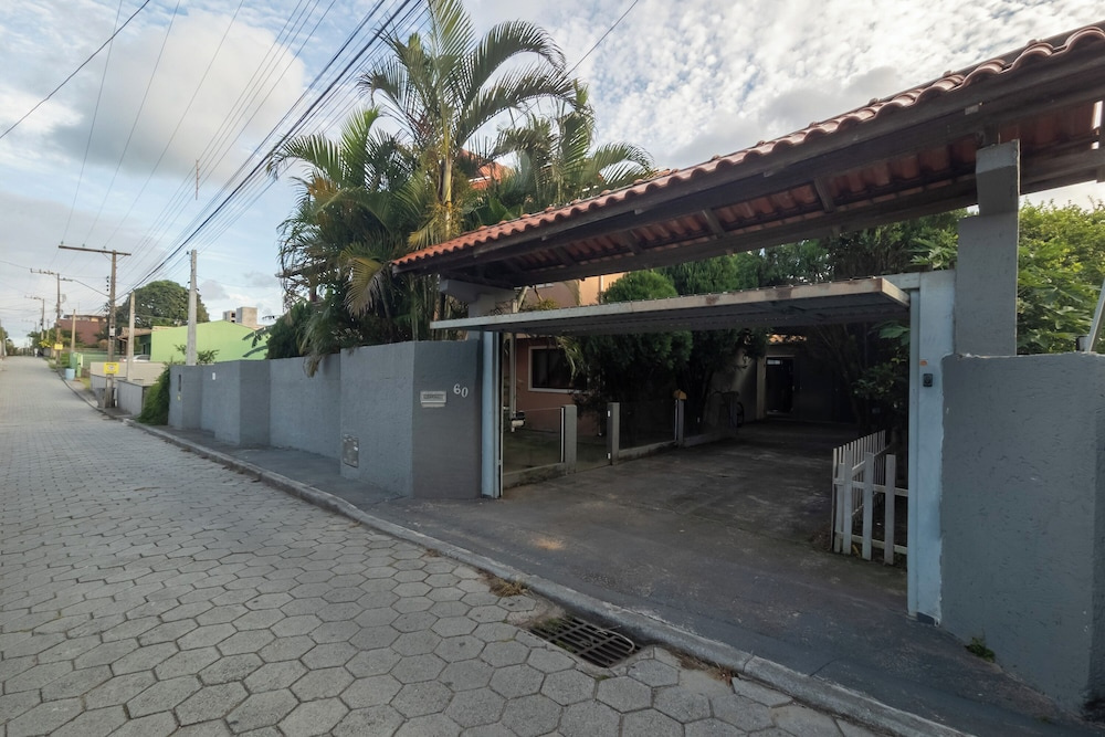 2-br House w/ Barbecue in Rio Tavares Mja0060