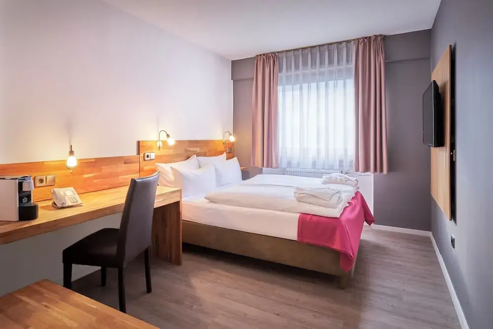 Standard Triple room with city view