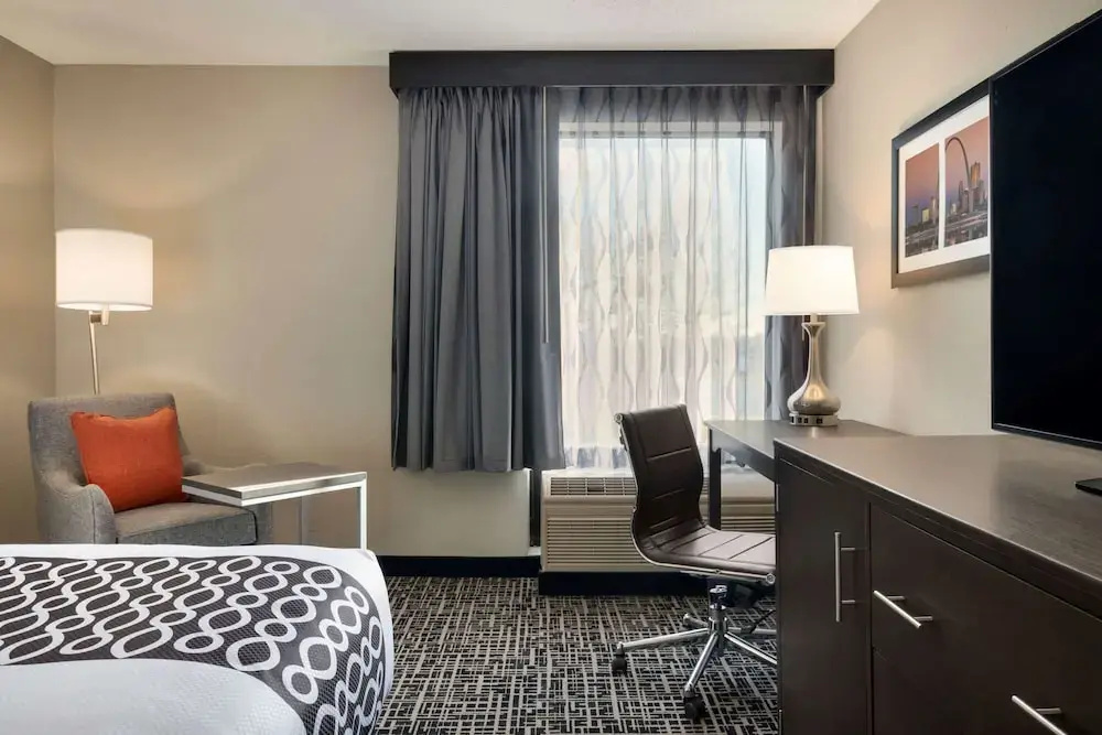 La Quinta Inn & Suites by Wyndham St Louis Route 66 - Chambres