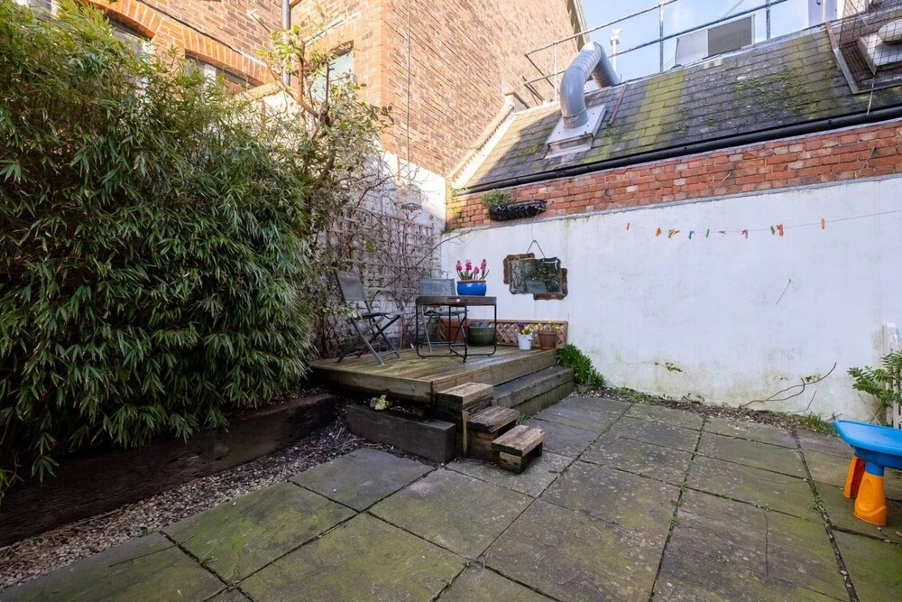 Airy and Tasteful 3 Bedroom Apartment in Five Ways Area
