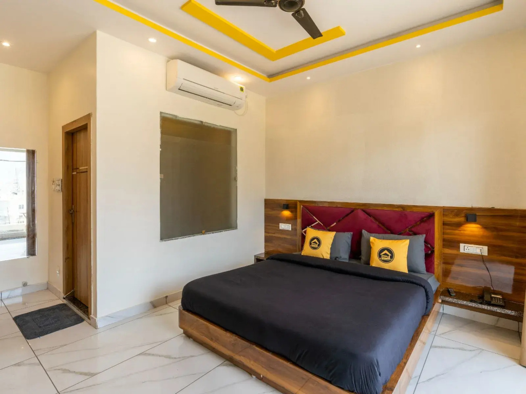 Deluxe Double room with balcony (full double bed)