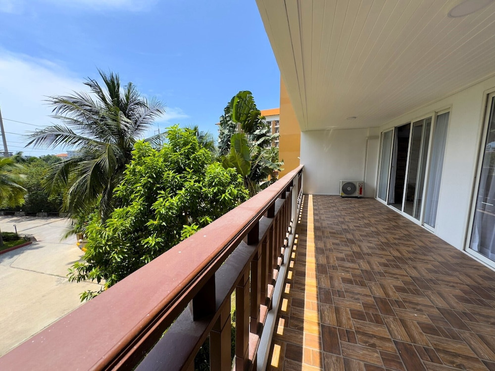 Spacious 2BR Corner Condo - Garden View Balcony - Royal Hill Resort