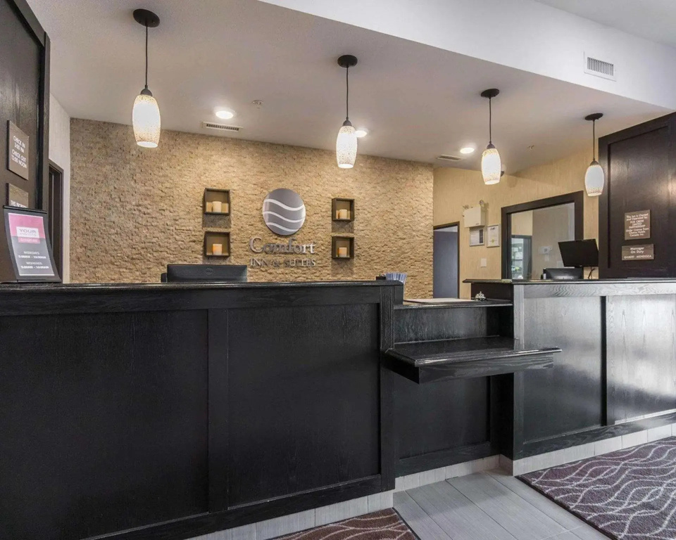 Comfort Inn & Suites - фото 2